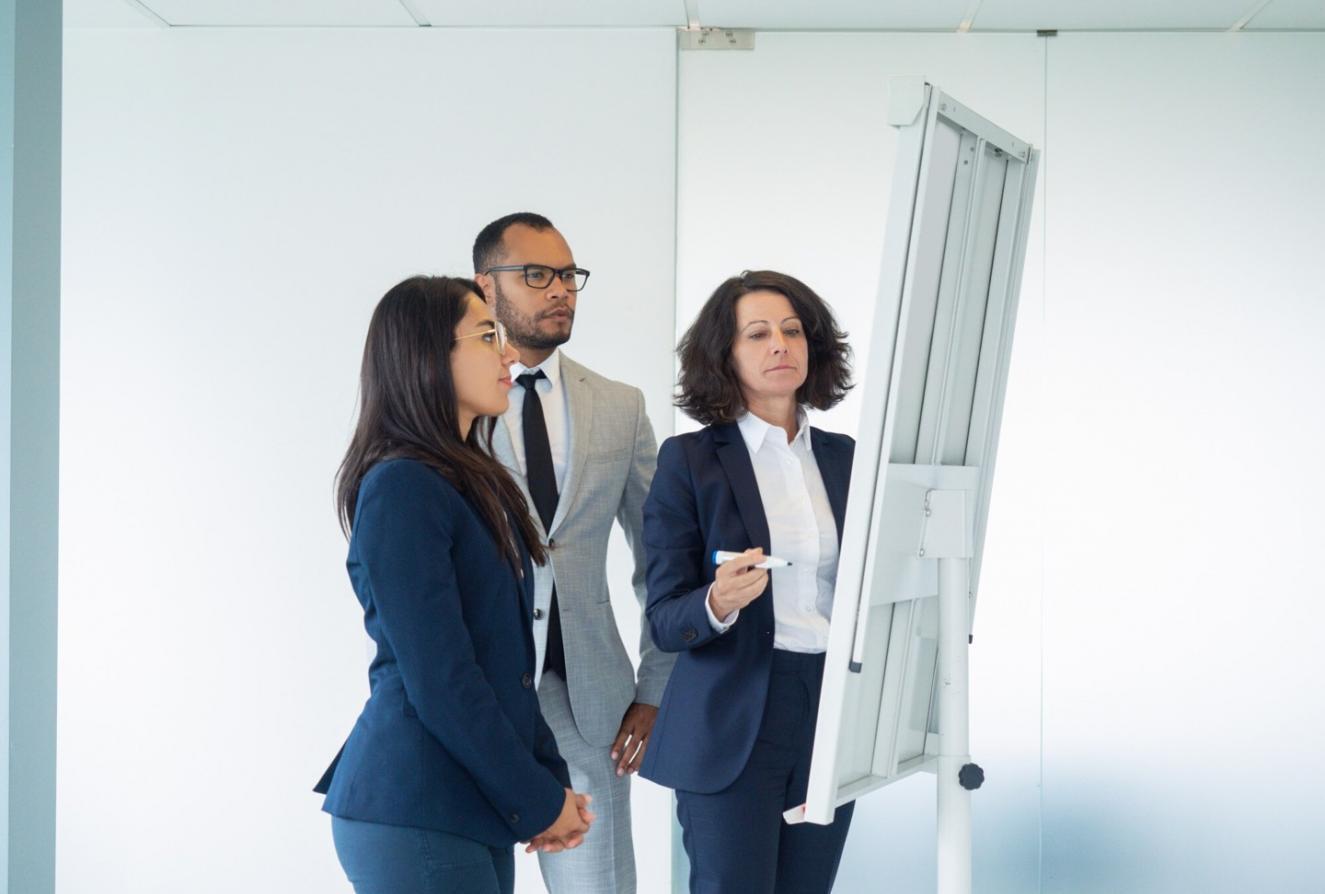 Profesionales de finanzas trabajando en análisis corporativo
